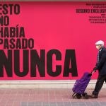Una persona protegida con una mascarilla pasa por delante de una agencia de viajes en Málaga