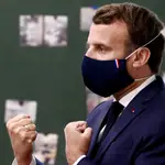 El presidente Macron con una mascarilla patriótica con la bandera de Francia