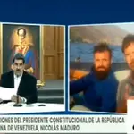Captura tomada del canal VTV de la televisión venezolana que muestra al presidente de Venezuela, Nicolás Maduro, junto a los retratos de los estadounidenses Airan Berry y Luke Denman durante la rueda de prensa que ofreció el pasado lunes