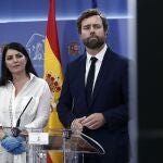 GRAF1368. MADRID, 05/05/2020.- Los portavoces de VOX en el Congreso de los Diputados, Macarena Olona (i) e Iván Espinosa de los Monteros (d), ofrecen una rueda de prensa tras la reunión de la Junta de Portavoces, este martes en el Congreso de los Diputados. EFE/ Mariscal POOL