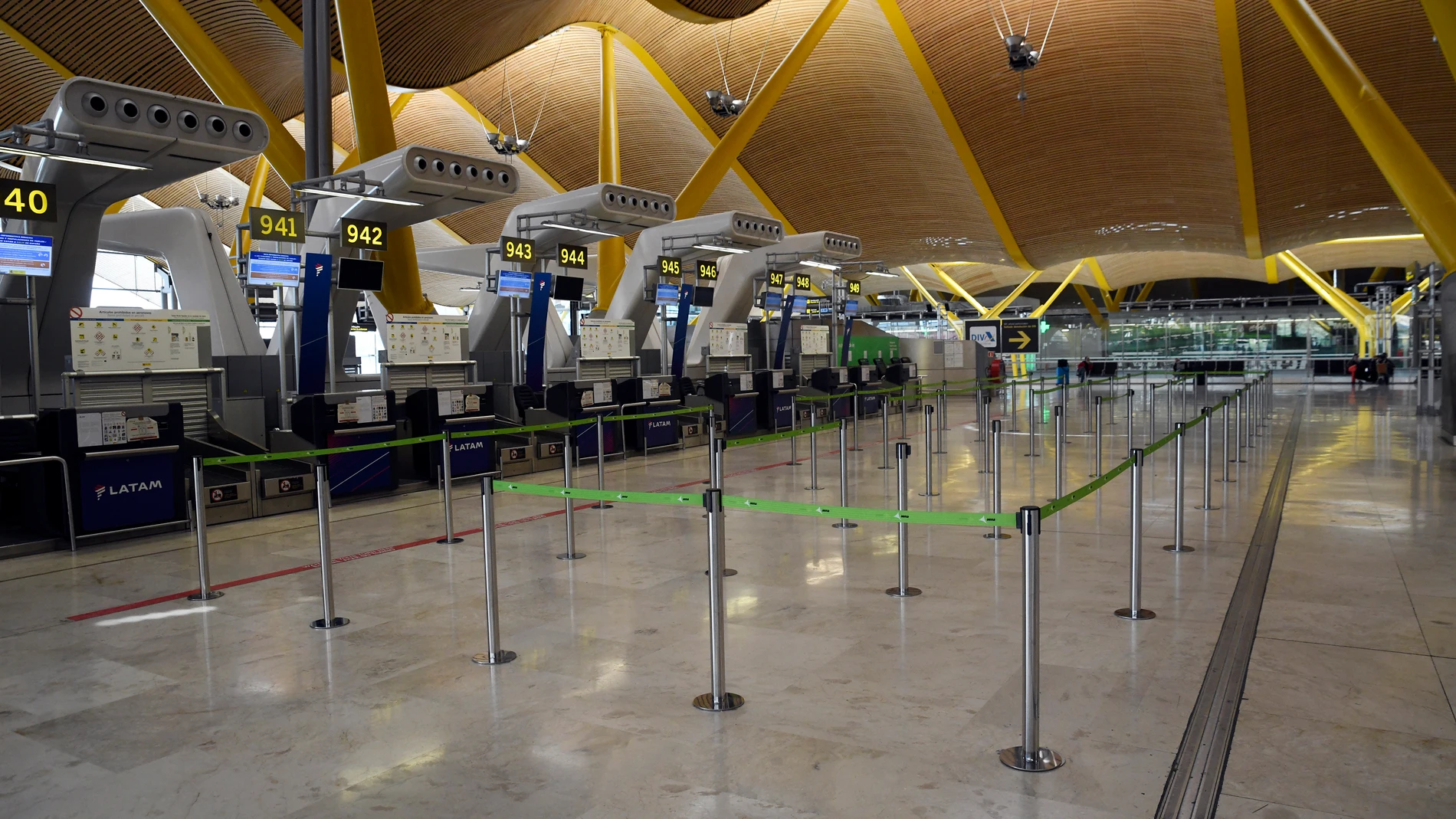 Empresarios plantean que los aeropuertos ofrezcan test rápidos a los turistas que lleguen a España