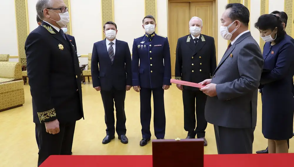 El embajador ruso en Corea del Norte, Alexander Matsegora, y el ministro de Exteriores Ri Son Gwon en la ceremonia de entrega, con mascarillas a pesar del inexistente coronavirus