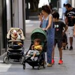 Primeros paseos permitidos durante el estado de alarmaGente con mascarillas por las calles