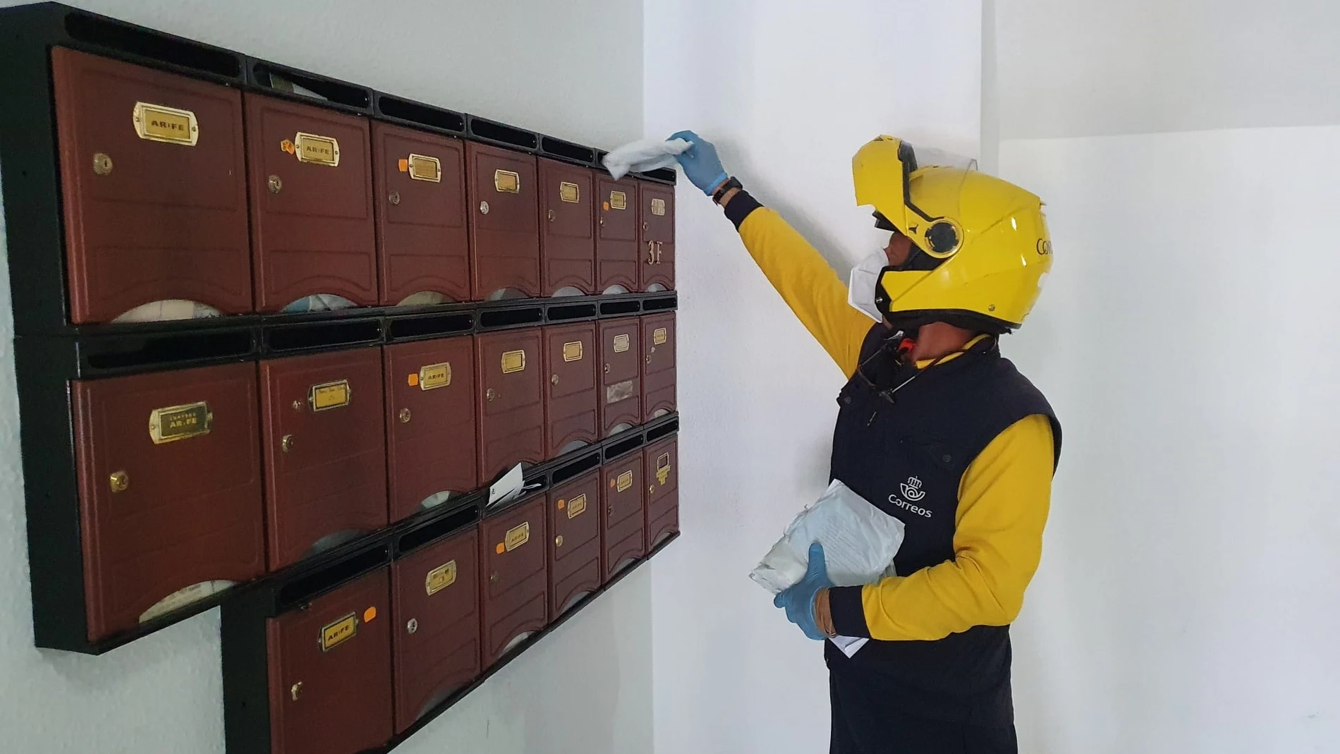 Coronavirus.- Correos reparte mascarillas a los ciudadanos de distintas localidades de Andalucía