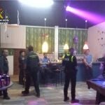 La guardia Civil y la Policía Local irrumpieron en el local donde se celebraba la fiesta con drogas y alcohol