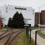 FILE PHOTO: The closed Smithfield Foods pork plant is seen as the spread of the coronavirus disease (COVID-19) continues, in Sioux Falls, South Dakota, U.S., April 16, 2020. REUTERS/Shannon Stapleton/File Photo