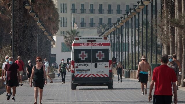 Imagen de una ambulancia en la playa de Valencia