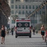 Imagen de una ambulancia en la playa de Valencia