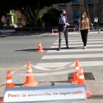 El Ayuntamiento de Murcia lanza mensajes de ánimo y prevención en los pasos de peatones