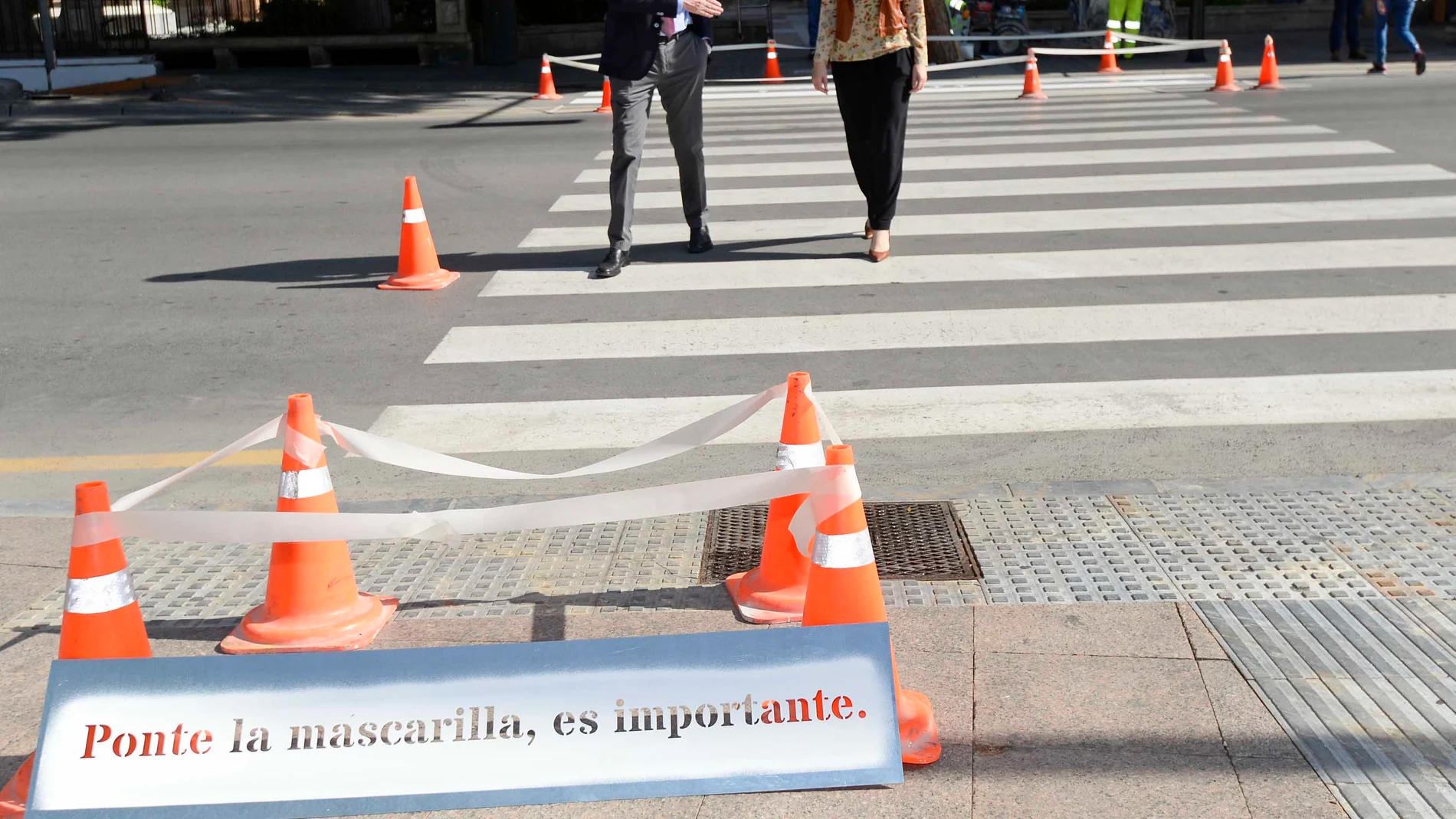 El Ayuntamiento de Murcia lanza mensajes de ánimo y prevención en los pasos de peatones