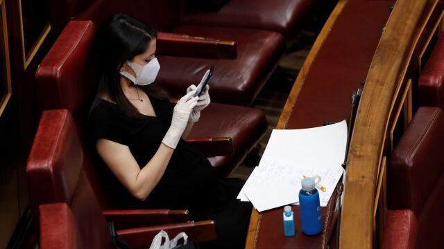 La presidenta de Ciudadanos, Inés Arrimadas durante el pleno del Congreso este miércoles donde se autorizará otra prórroga del estado de alarma solicitada por el Gobierno. EFE/J.J. Guillén POOL