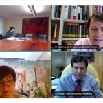 Momento de la videoconferencia entre el presidente de la Junta de Castilla y León, Alfonso Fernández Mañueco, y el consejero de Economía y Hacienda, Carlos Fernández Carriedo, con los autónomos