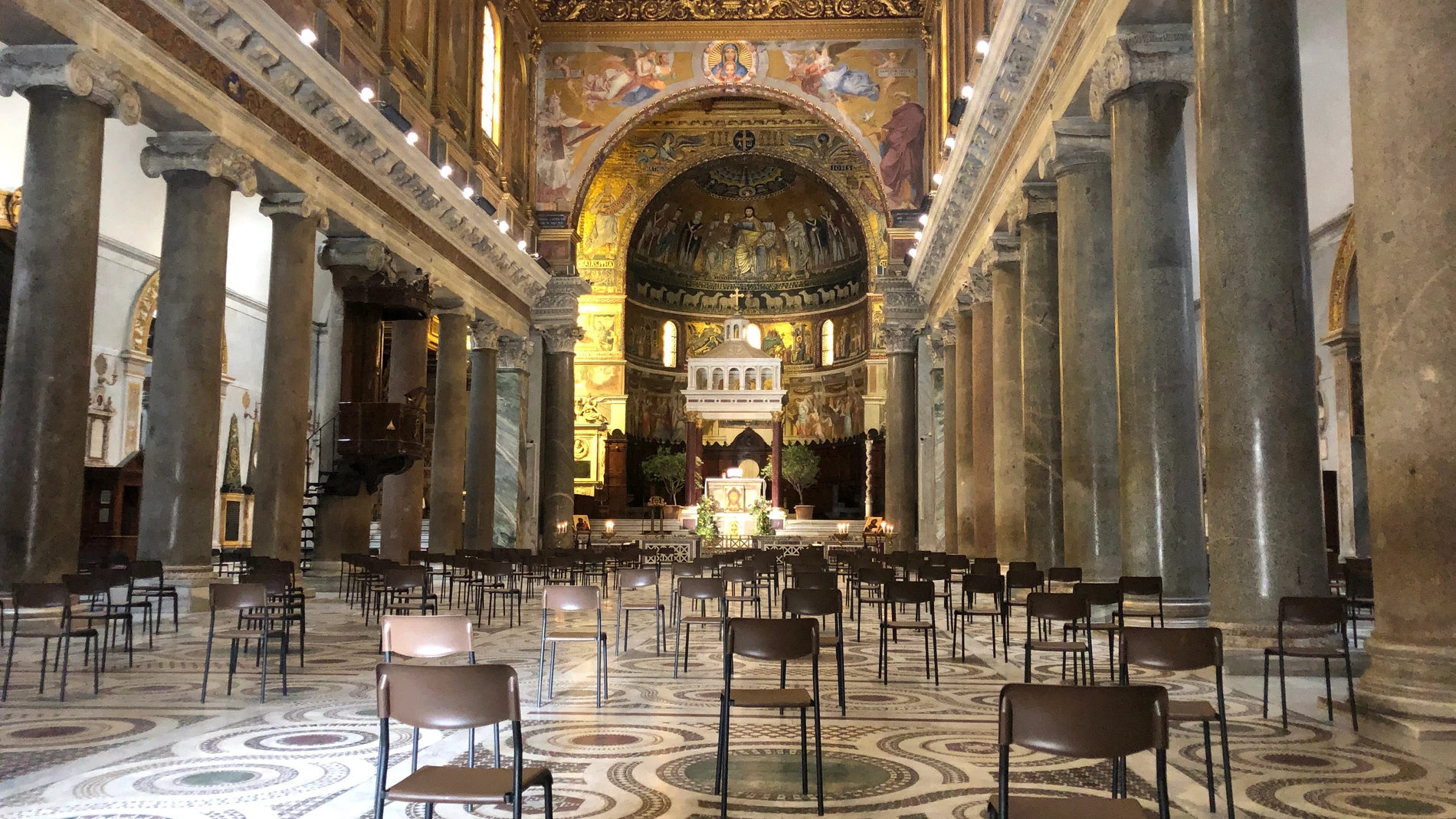 La nueva manera de sentarse en misa post Covid 19. Basílica de Santa María in Trastevere. Roma