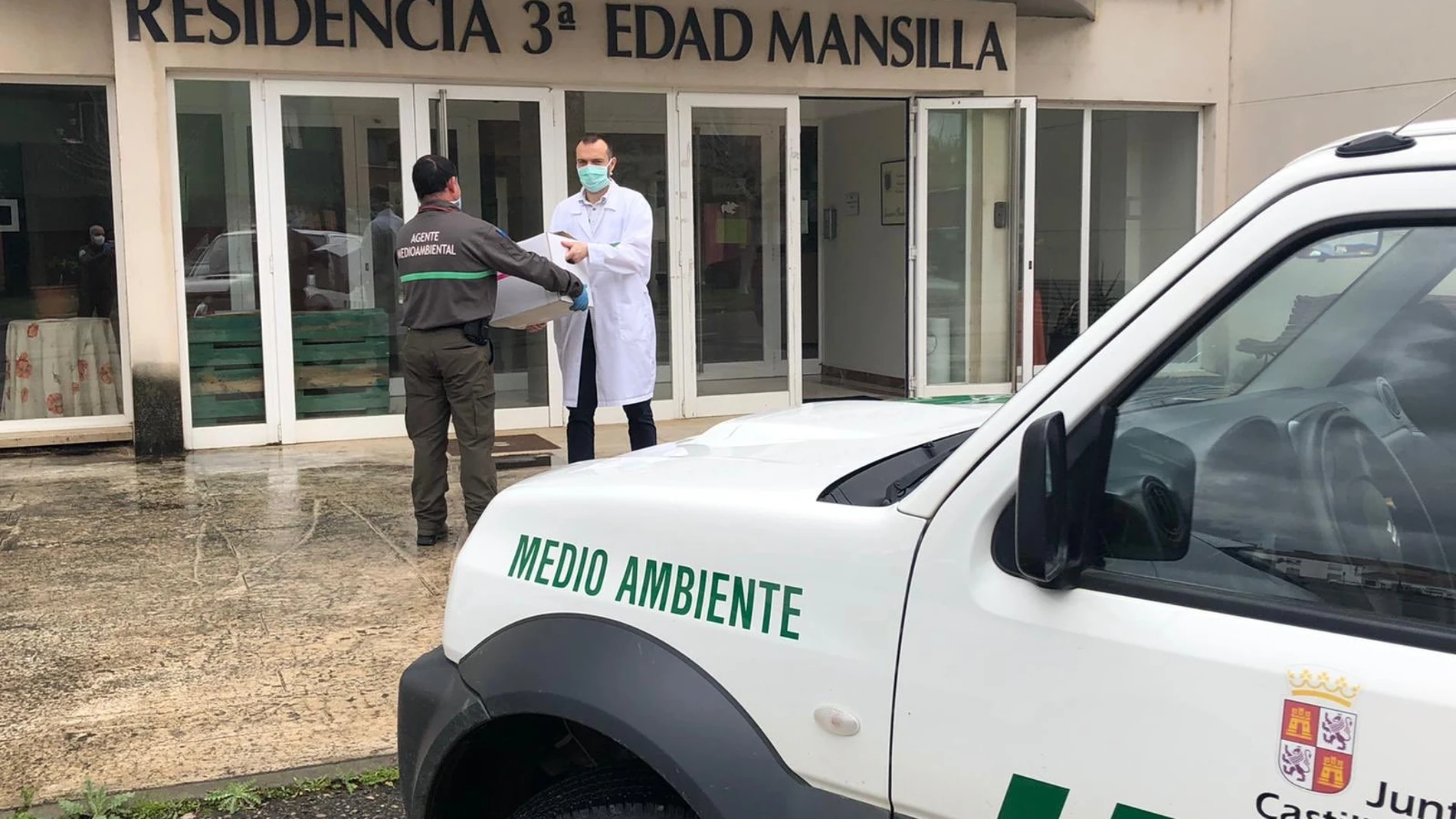 Entrega de material a los centros sanitarios y residencias de mayores de León