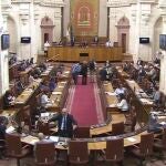 Primer Pleno del Parlamento con presencia reducida de diputados