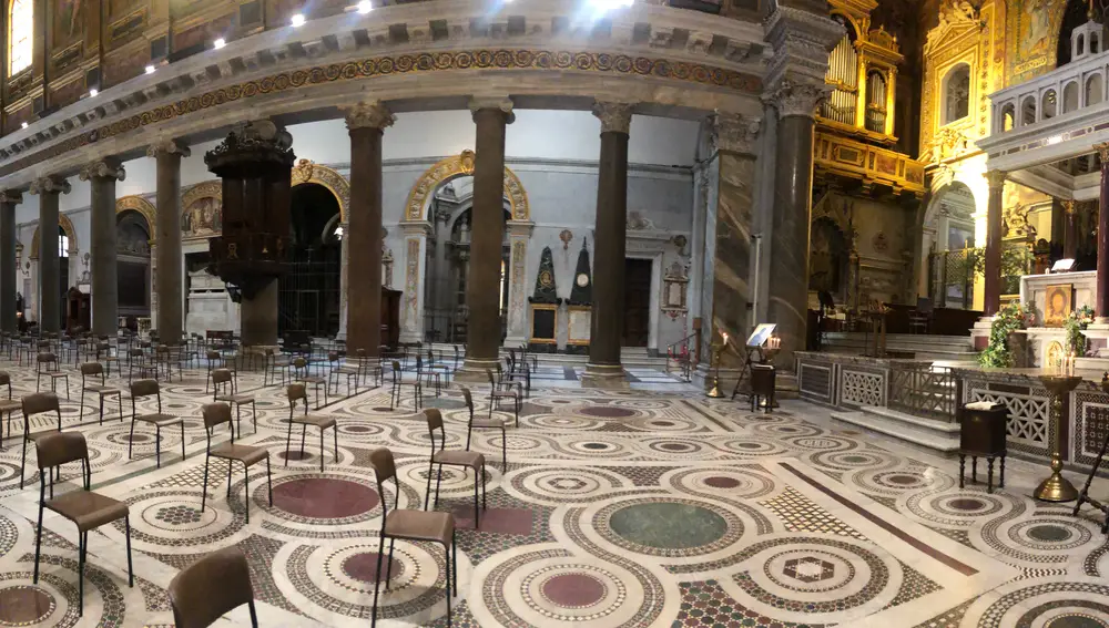 Con esta separación están ya dispuestas las sillas en la Basílica Santa María in Trastevere para cuando se regrese a misa