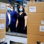 La presidenta de la Comunidad de Madrid, Isabel Díaz Ayuso, durante su visita a a las instalaciones de los almacenes de la distribuidora de medicamentos Cofares