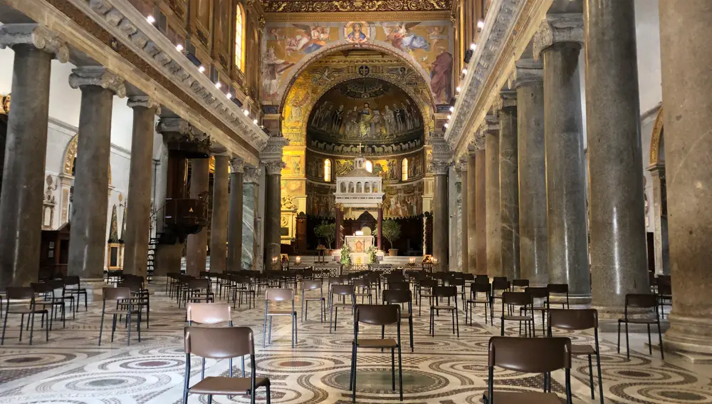 Las sillas ya dispuestas en Santa María in Trastevere en Roma.