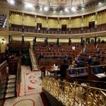 Los diputados guardan un minuto de silencio por las víctimas del coronavirus durante el pleno del Congreso de este miércoles
