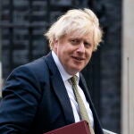 Boris Johnson regresa al número 10 de Downing Street tras someterse este miércoles a las preguntas de la Cámara de Westminster