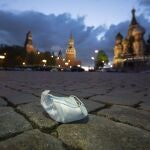Una mascarilla usada en la Plaza Roja de Moscú