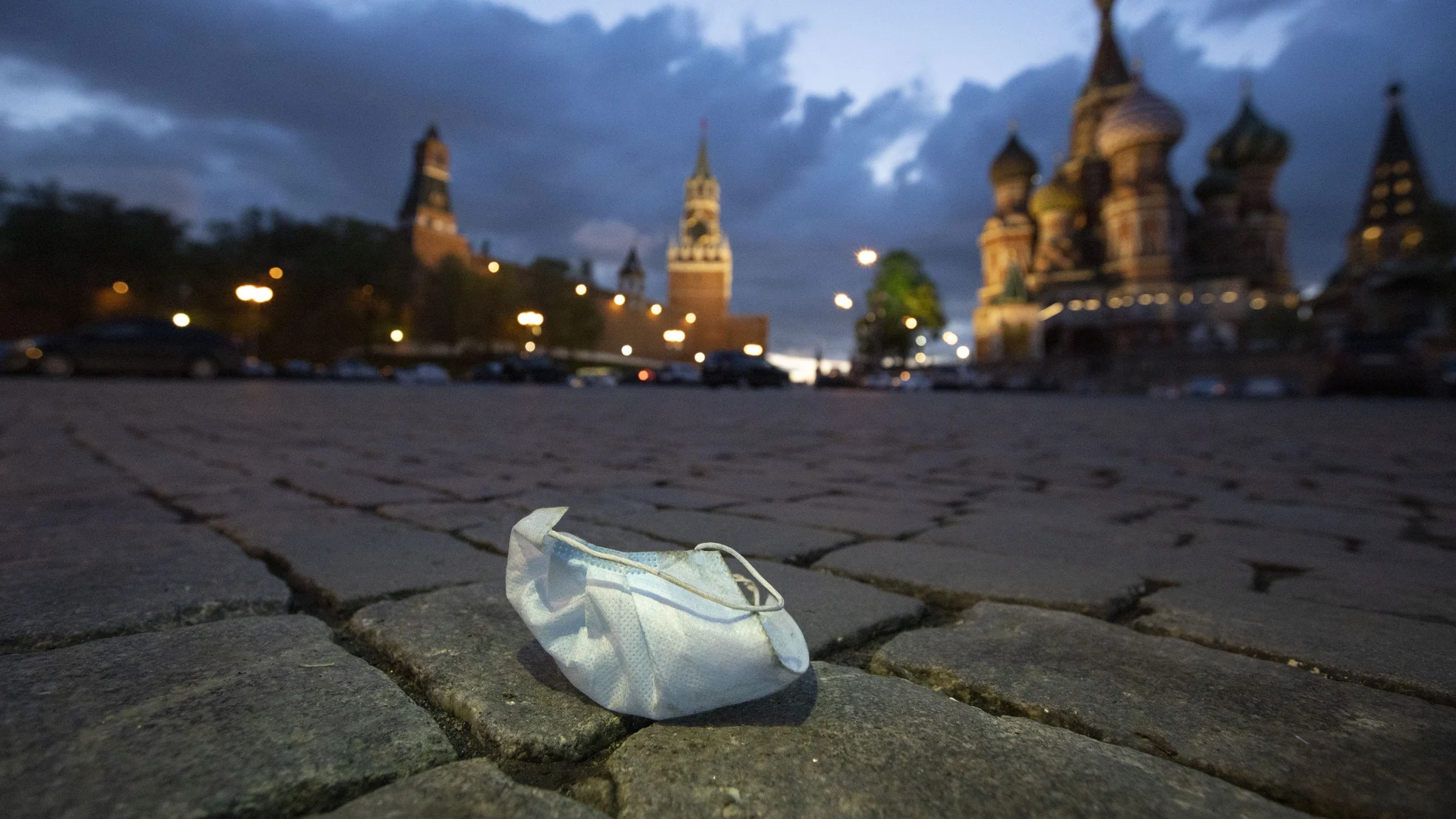 Una mascarilla usada en la Plaza Roja de Moscú