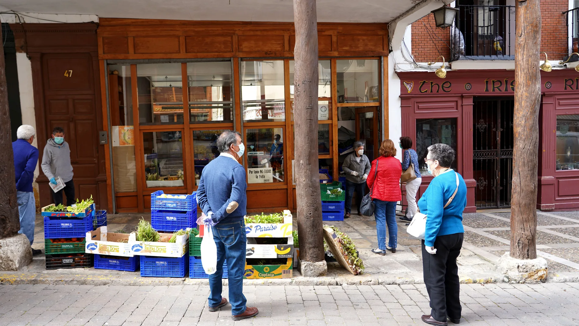 Vallisoletanos haciendo cola en una frutería
