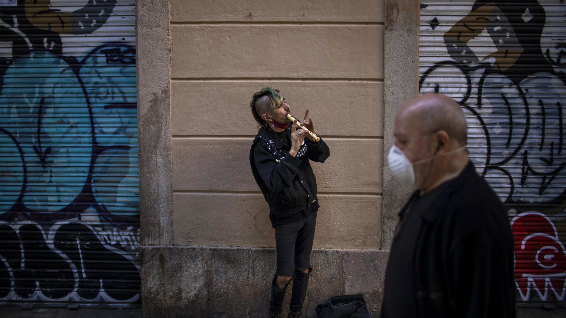 Colau y Torra se alían y crean una ofician para avanzar en un desconfinamiento seguro en Barcelona. (AP Photo/Emilio Morenatti)