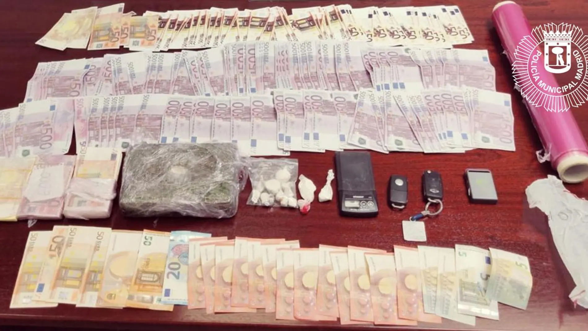 Dinero falso y cocaína localizados en una peluquería de Hortaleza, Madrid