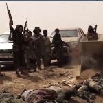 Captura de un vídeo de Isis en la que se ve cómo recoger cadáveres de sus "enemigos" con una excavadora