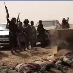 Captura de un vídeo de Isis en la que se ve cómo recoger cadáveres de sus &quot;enemigos&quot; con una excavadora