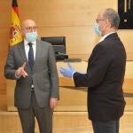 El consejero de Agricultura, Ganadería y Desarrollo Rural de la Junta, Jesús Julio Carnero, conversa con el presidente de las Cortes de Castilla y León, Luis Fuentes, antes de su comparecencia
