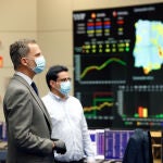 El Rey Felipe VI protegido con una mascarilla durante su visita al Centro de Control Eléctrico de Red Eléctrica de España (Cecoel), en Madrid (España) esta semana