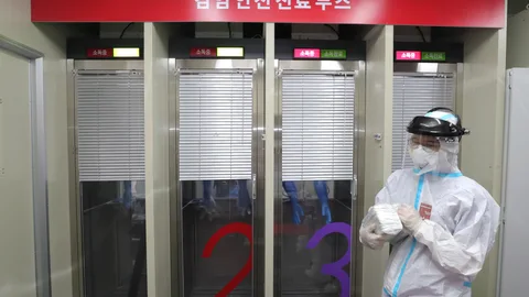 Unas cabinas para realizar las pruebas de coronavirus en Corea del Sur
