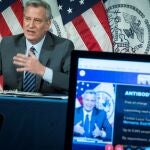 Fotografía cedida por la Alcaldía de Nueva York donde aparece su alcalde, Bill de Blasio, mientras habla durante su rueda de prensa sobre el coronavirus este jueves en Nueva York (Estados Unidos)