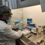 Análisis de una muestra de agua residual en el laboratorio del equipo de IATA-CSIC