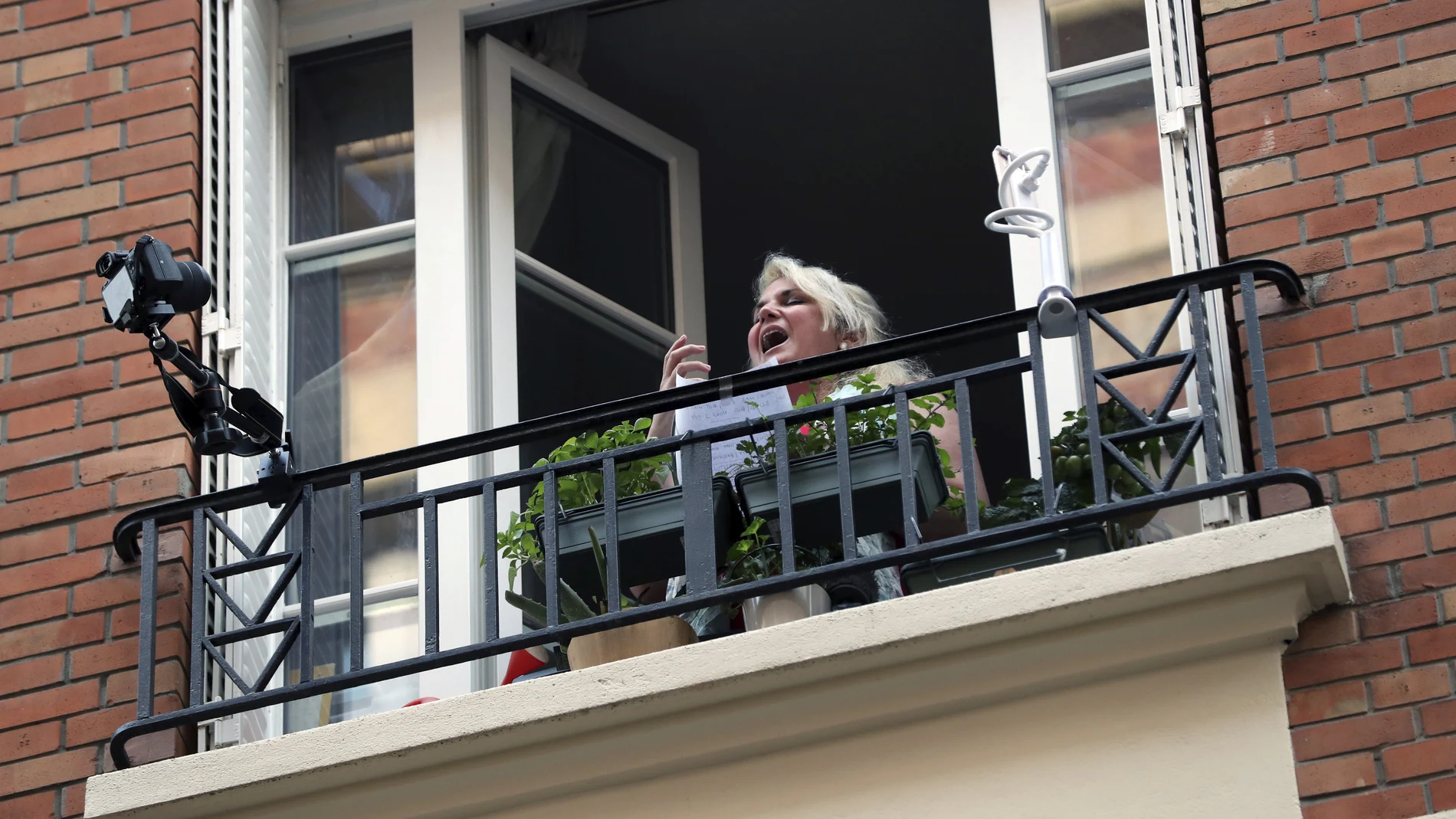 La cantante francesa Veronica Antonelli canta desde la ventana de su apartamento en París