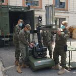 El robot equipado con luz ultravioleta (UV), Este tipo de rayos, especialmente los de banda C (onda muy corta), son capaces de destruir todo tipo de gérmenes y bacterias