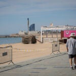 Un hombre pasa junto a la base náutica de la playa del Bogatell, el día en que el concejal de Emergencia Climática y Transición Ecológica del Ayuntamiento de Barcelona, Eloi Badia, detalla cómo se llevará a cabo la apertura desde el próximo viernes de más espacios naturales, además de la reanudación del servicio de limpieza en playas, en Barcelona (España), a 7 de mayo de 2020.07 MAYO 2020 LIMPIEZA;PLAYAS;DESESCALADA;CORONAVIRUS;PANDEMIA;COVID-19;ESTADO DE ALARMA;David Zorrakino / Europa Press07/05/2020
