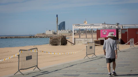 Un hombre pasa junto a la base náutica de la playa del Bogatell, el día en que el concejal de Emergencia Climática y Transición Ecológica del Ayuntamiento de Barcelona, Eloi Badia, detalla cómo se llevará a cabo la apertura desde el próximo viernes de más espacios naturales, además de la reanudación del servicio de limpieza en playas, en Barcelona (España), a 7 de mayo de 2020.07 MAYO 2020 LIMPIEZA;PLAYAS;DESESCALADA;CORONAVIRUS;PANDEMIA;COVID-19;ESTADO DE ALARMA;David Zorrakino / Europa Press07/05/2020