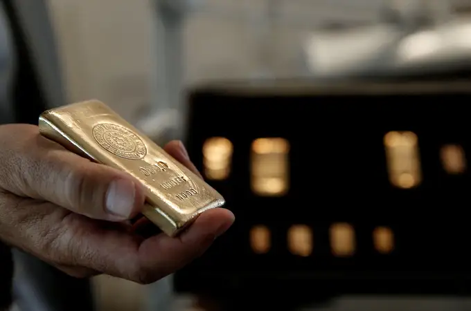 El oro marca un nuevo máximo histórico y roza los 2.400 dólares