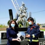 La presidenta Ayuso, ayer, durante su visita al parque de bomberos de Las Rozas