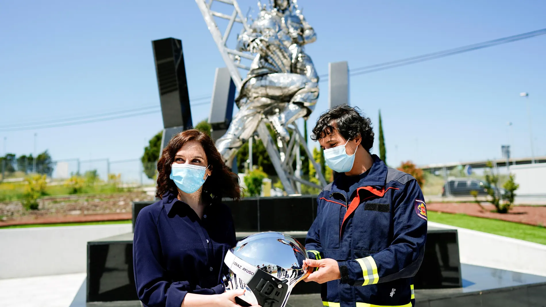 Díaz Ayuso agradece el trabajo de los 1.300 Bomberos de la Comunidad de Madrid durante el COVID-19