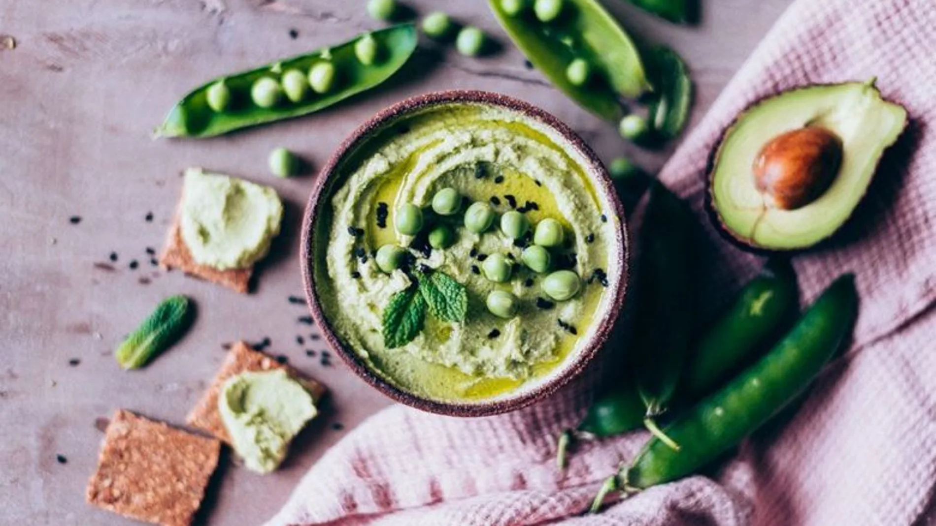 Hummus de guisantes, menta y aguacate