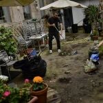 Un empleado limpia una terraza de un bar en Pamplona para abrirla el próximo lunes