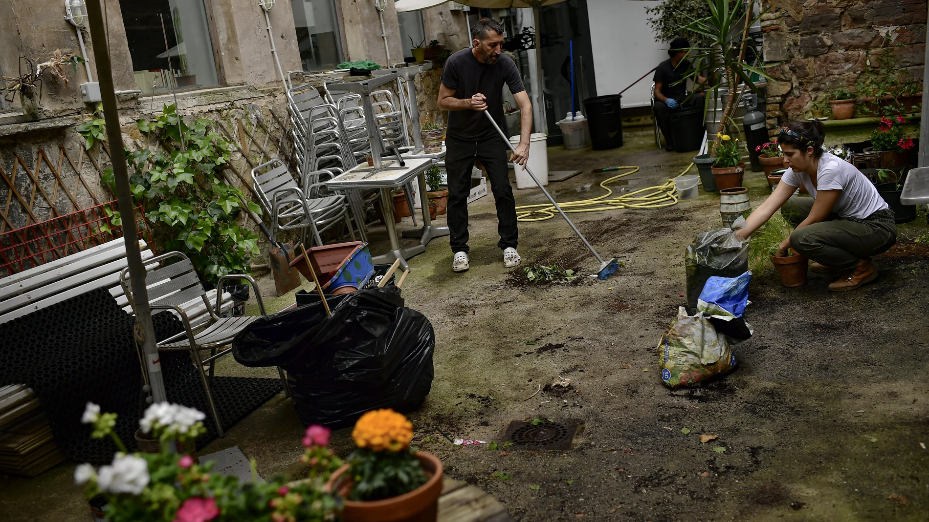 Un empleado limpia una terraza de un bar en Pamplona para abrirla el próximo lunes