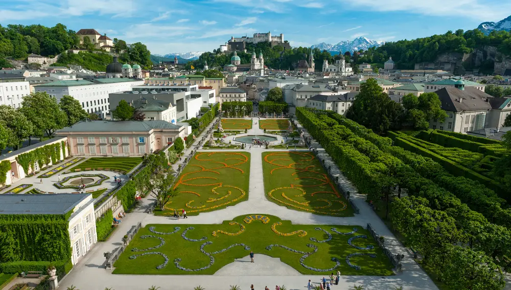 Vistas de Salzburgo desde los jardines de Mirabell al casco antiguo de Salzburgo