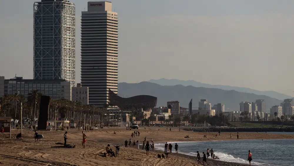 Vista de la playa de la Barceloneta de Barcelona, una de las playas que a partir de hoy viernes los barceloneses pueden usar entre las 06.00 y las 10.00 horas para hacer deporte. EFE/Enric Fontcuberta