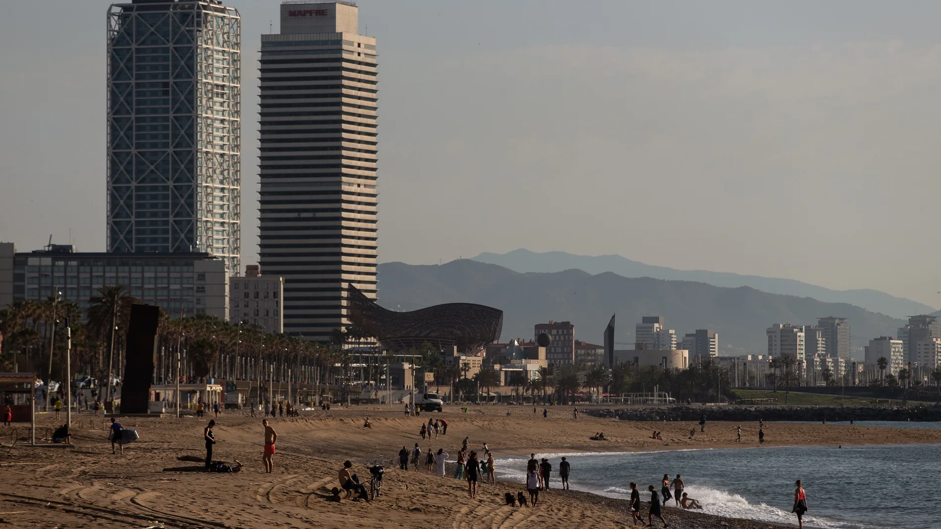 Barcelona abre de 6 a 10 las playas para hacer deporte