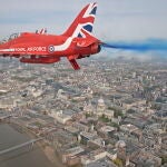 Un avión Hawk británico participando en un desfile acrobático